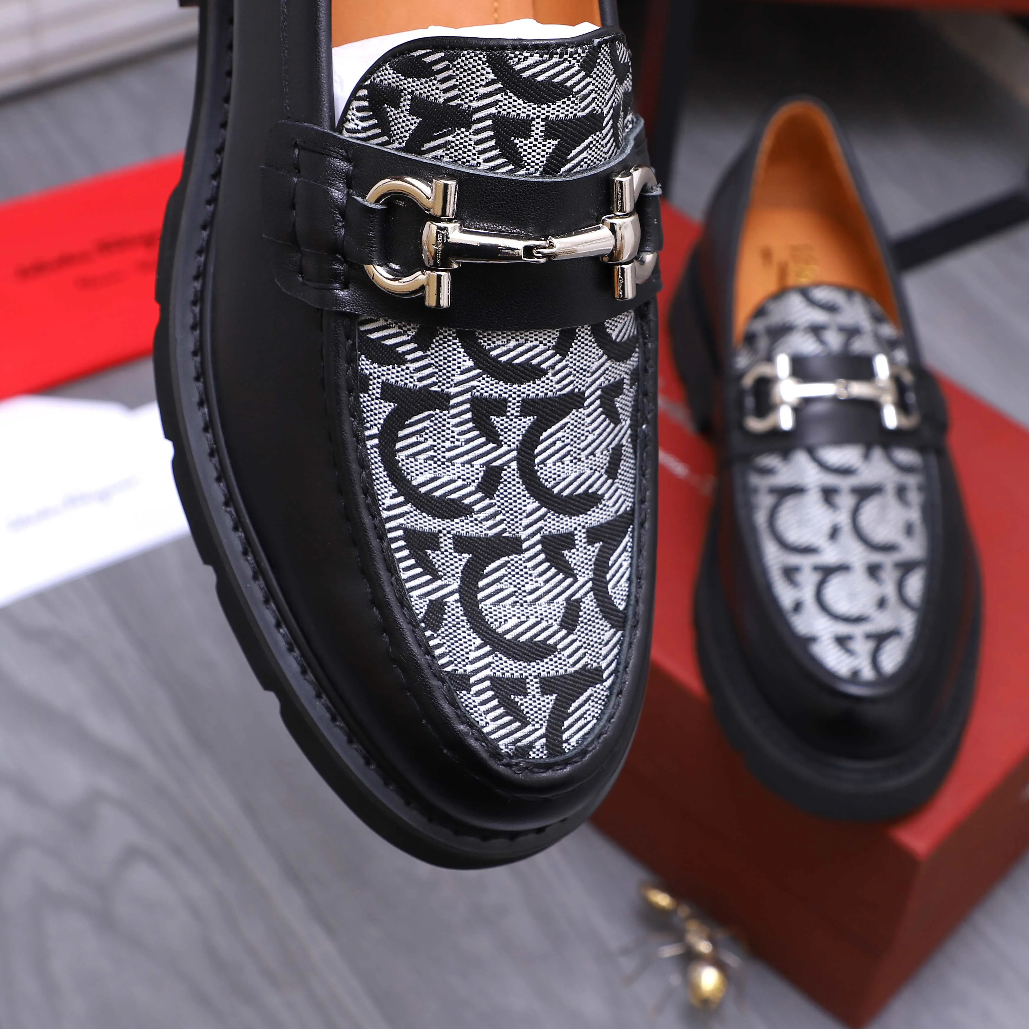 Men's shoes 💰680 Product trademark: Ferragamo " Ferragamo ] Business slip-on leather shoes Regular size: 39-44 (45 is custom-made and non-returnable) Product materials: Selected cowhide stitching woven upper, cowhide lining, original outsole